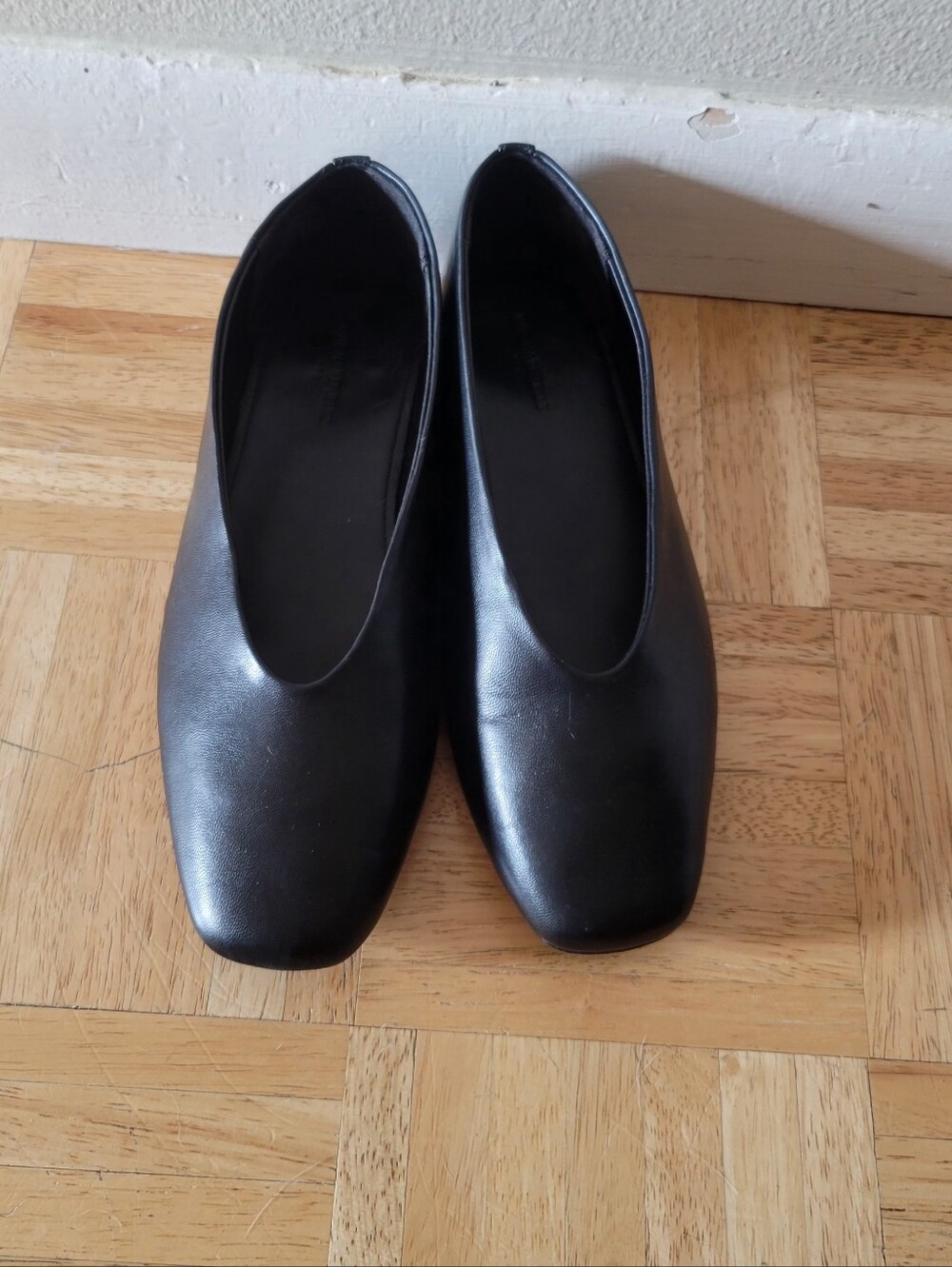 Banana Republic Classic Black Leather Women’s Flats Sz 8.5